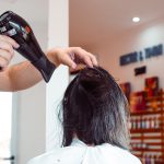 Vyhnite sa nepriateľom vlasového stylingu: Najlepšie prípravky na ochranu pred teplom [Rebríček]